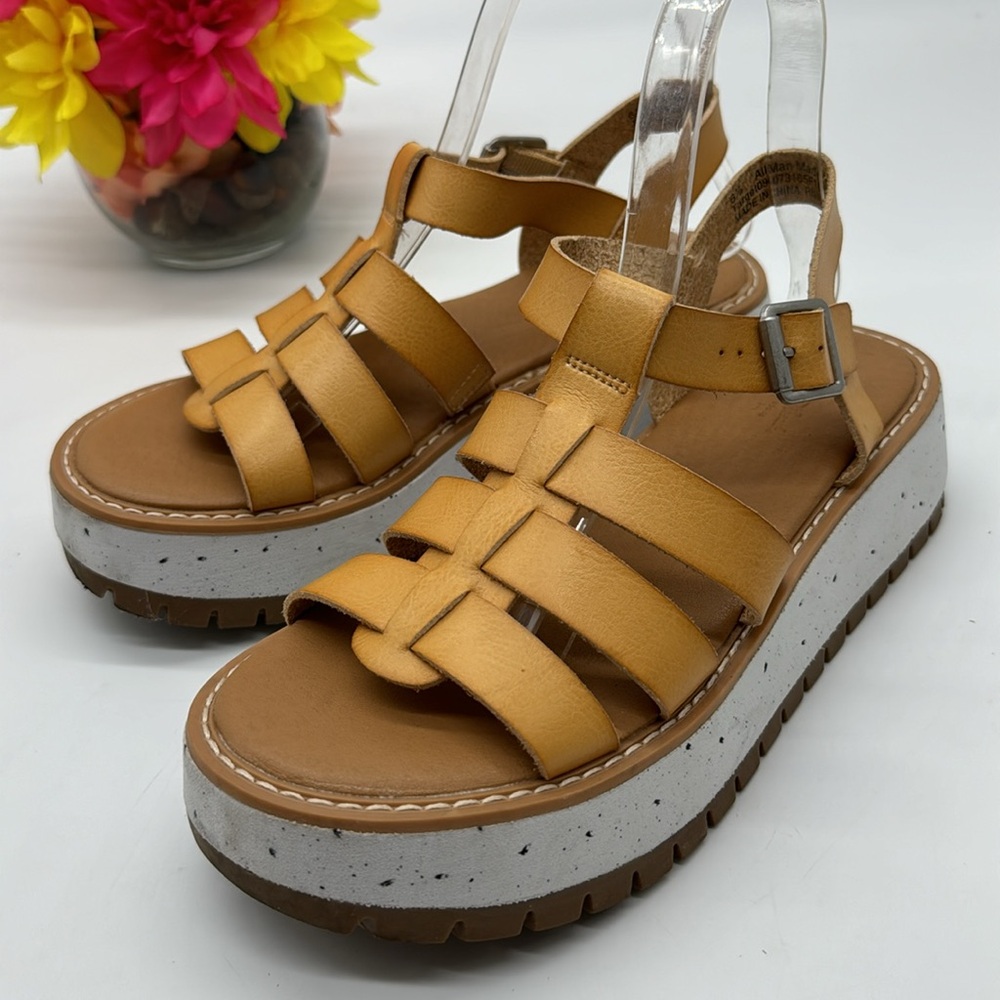 Universal Thread Tan Leather Platform Sandals Siz… - image 1